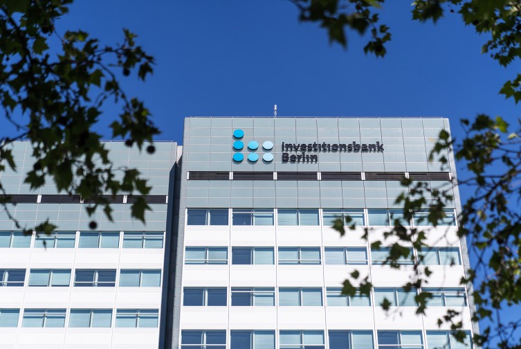 Gebäude der IBB frontal mit Werbeschriftzug