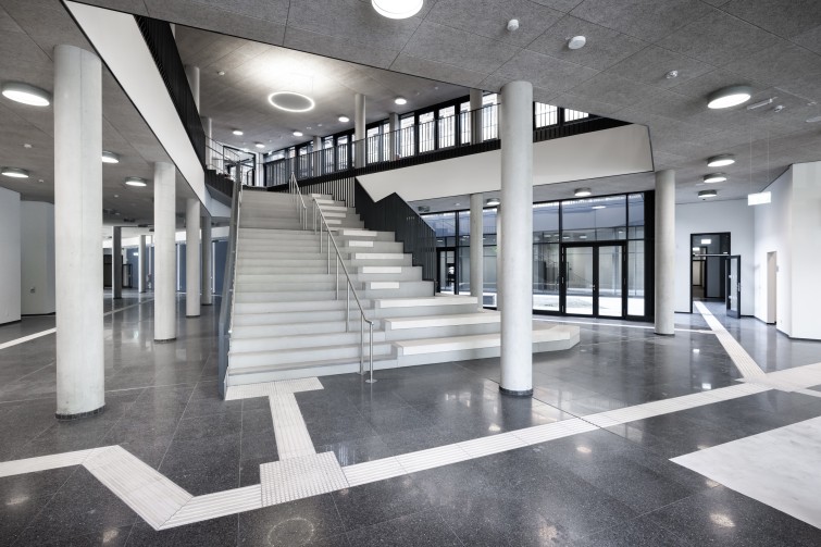 Foyer mit Treppen im Eingangsbereich eines Schulgebäudes