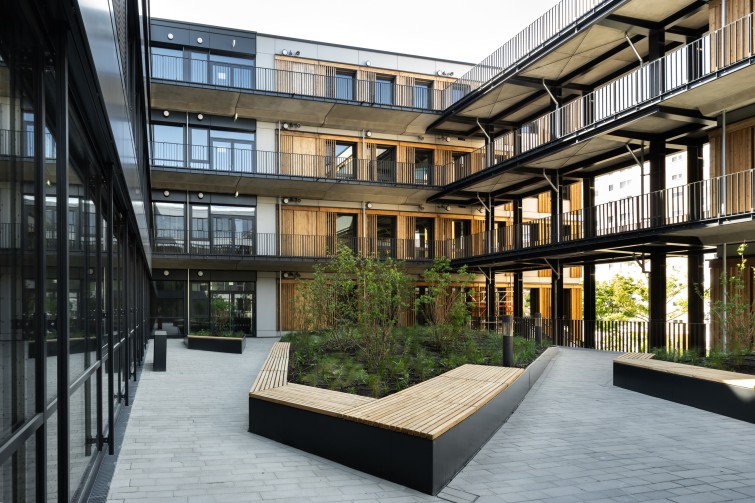 Blick auf einen Schulneubau mit großen Fenstern vom Innenhof
