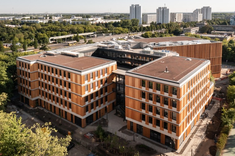 Blick auf das Dach eines Schulneubaus In Lichtenberg