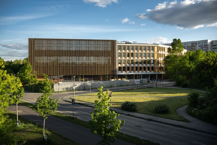 Blick auf die Fassade eines Schulneubaus in Lichtenberg