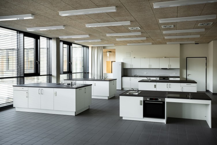 Lehrküche mit Kochinseln in einem Schulneubau in Lichtenberg