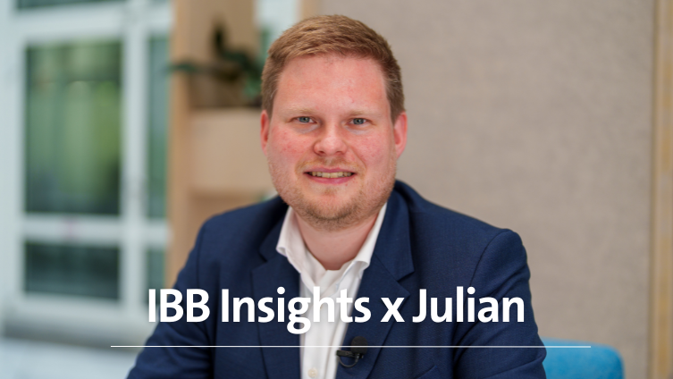 
Vorschaubild eines Videos zu einem Mitarbeitenden-Interview, hier zu sehen: ein Mann schaut in die Kamera
