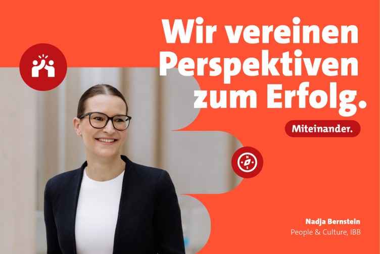 Lächelnde Frau mit Brille und dunklem Blazer vor hellem Hintergrund. Daneben der Text: Wir vereinen Perspektiven zum Erfolg. sowie die Aufschrift Miteinander und der Name Nadja Bernstein, People & Culture, IBB. 
