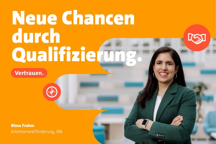 Lächelnde Frau mit dunklen Haaren und grünem Blazer, die Arme verschränkt, vor einem Gebäude im Hintergrund. Daneben der Text: Neue Chancen durch Qualifizierung. sowie die Aufschrift Vertrauen und der Name Rima Frahm, Arbeitsmarktförderung, IBB.