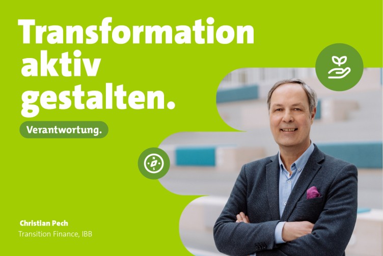 Lächelnder Mann mit grauen Haaren und dunklem Sakko, die Arme verschränkt, vor hellem Hintergrund. Daneben der Text: Transformation aktiv gestalten. sowie die Aufschrift Verantwortung und der Name Christian Pech, Transition Finance, IBB. 