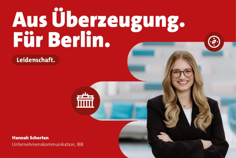 Porträt von Hannah Schorten aus der Unternehmenskommunikation der IBB vor hellem Bürohintergrund. Die Grafik enthält die Texte „Aus Überzeugung. Für Berlin.“ und „Leidenschaft.“