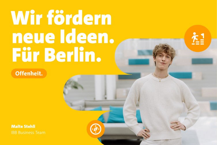Porträt von Malte Stehli vom IBB Business Team vor hellem Bürohintergrund. Die Grafik enthält die Texte „Wir fördern neue Ideen. Für Berlin.“ und „Offenheit.“