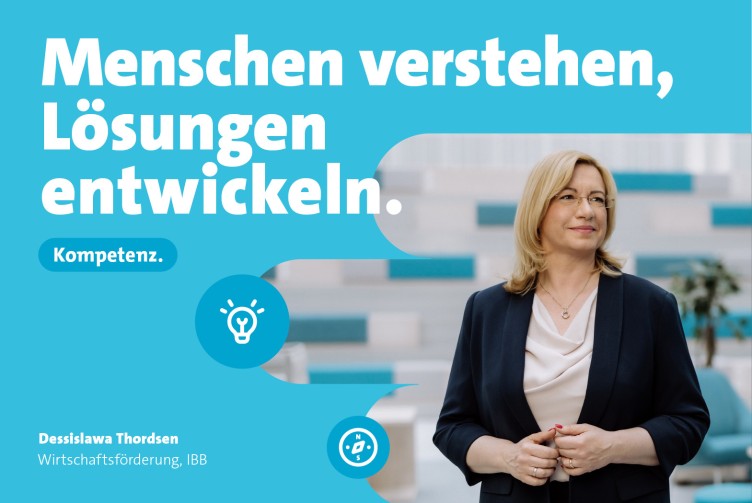 Porträt von Dessislawa Thordsen aus dem Bereich Wirtschaftsförderung der IBB vor hellem Bürohintergrund. Die Grafik enthält die Texte „Menschen verstehen, Lösungen entwickeln.“ und „Kompetenz.“