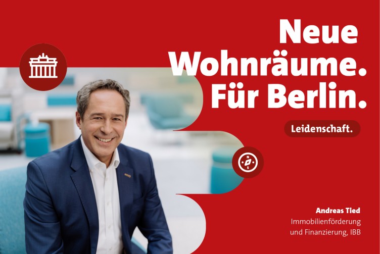 Porträt von Andreas Tied aus dem Bereich Immobilienförderung und Finanzierung der IBB vor hellem Bürohintergrund. Die Grafik enthält die Texte „Neue Wohnräume. Für Berlin.“ und „Leidenschaft.“