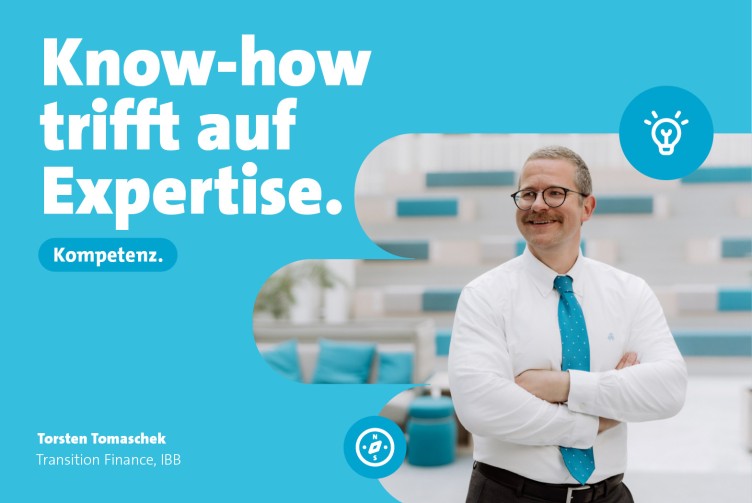 Porträt von Torsten Tomaschek aus dem Bereich Transition Finance der IBB vor hellem Bürohintergrund. Die Grafik enthält die Texte „Know-how trifft auf Expertise.“ und „Kompetenz.“