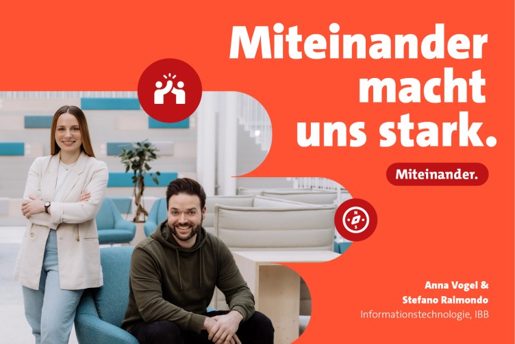 Eine stehende Frau mit hellem Blazer und ein sitzender Mann mit dunklem Pullover in einem modernen Bürobereich mit türkisfarbenen Möbeln. Daneben der Text: Miteinander macht uns stark. sowie die Aufschrift Miteinander und die Namen Anna Vogel und Stefano Raimondo, Informationstechnologie, IBB.