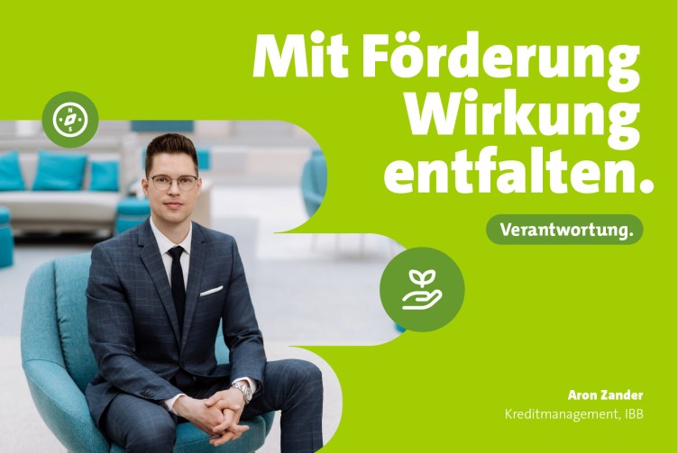 Junger Mann mit Brille, dunklem Anzug und Krawatte, sitzend in einem türkisfarbenen Sessel in einem modernen Bürobereich. Daneben der Text: Mit Förderung Wirkung entfalten. sowie die Aufschrift Verantwortung und der Name Aron Zander, Kreditmanagement, IBB. 