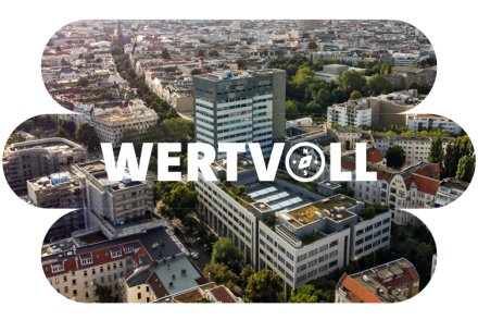 Luftaufnahme einer Berliner Stadtquartiers, überlagert von dem Schriftzug "WERTVOLL".