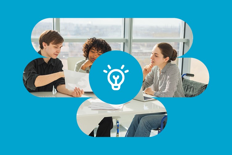 Drei Personen arbeiten gemeinsaman einem Laptop; darüber ein blaues Symbol mit Glühbirn als Zeichen für den Leitbild-Wert Kompetenz.