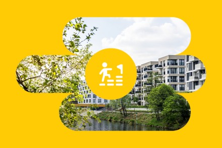 Moderne Wohngebäude am Wasser mit viel Grün, überlagert von einem gelben Kreis mit Treppe un Zielfähnchen als Symbol für den Leitbild-Wert Offenheit.