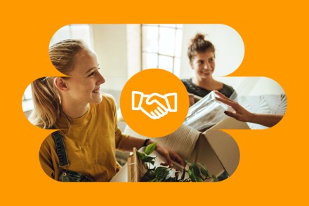 Zwei Frauen beim Austausch mit Umzugskartons, überlagert von einem gelben Kreis mit Handschlag-Symbol für den Leitbild-Wert Vertrauen.