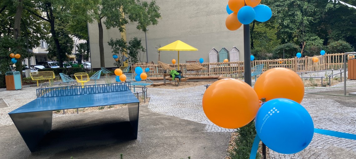 kleiner Park vor der IBB - geschmückt mit Luftballons