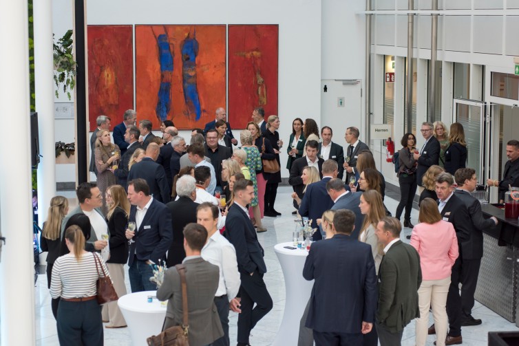 Besucher:innen beim immobiliendialog.
