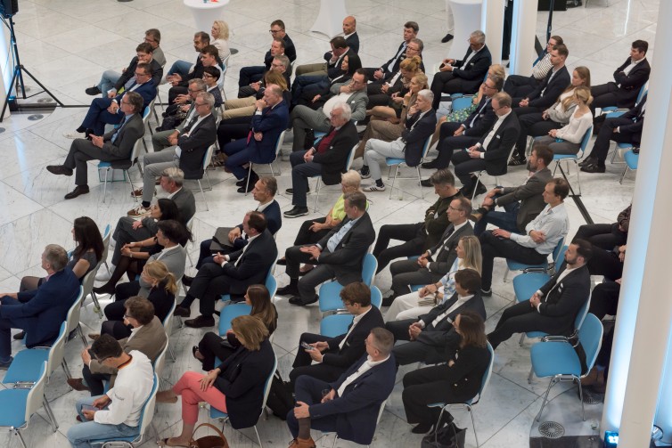 Besucher:innen des Immobiliendialoges.