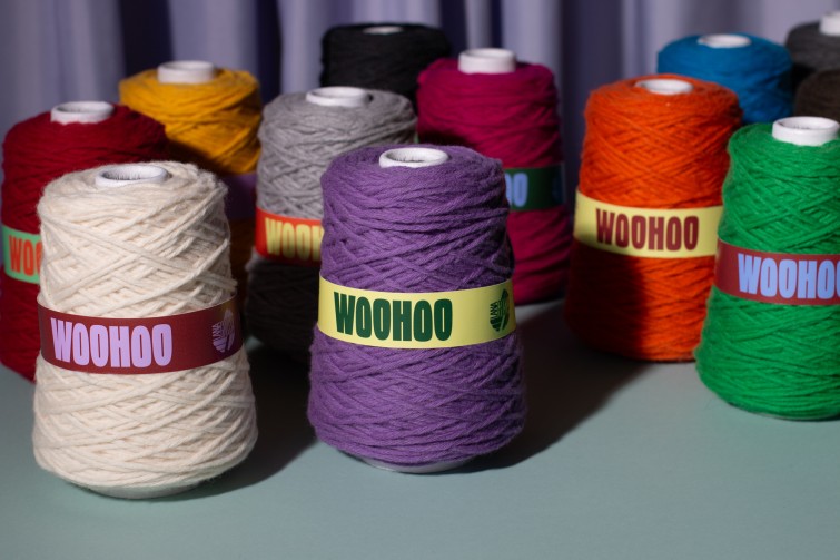 Ganz viele bunte Wollknäul stehen nebeneinander.