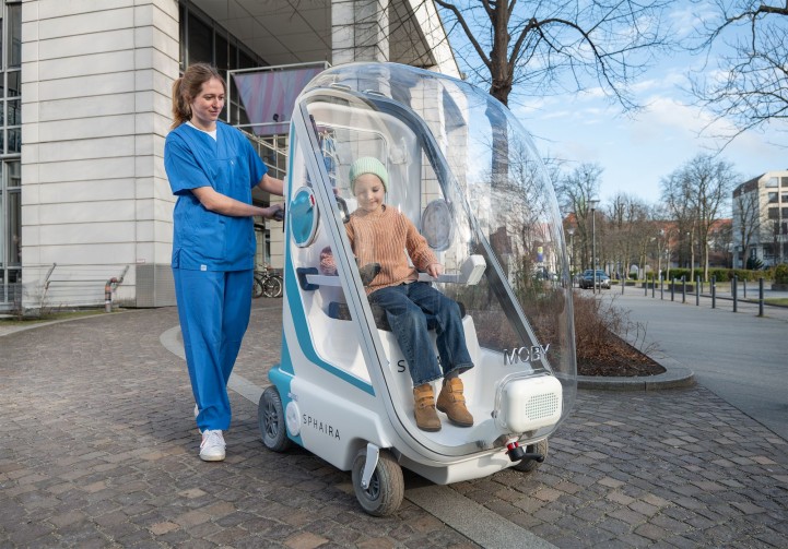 Pflegekraft mit Kind im Moby