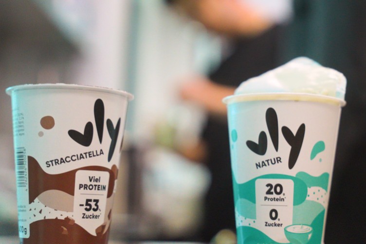 Zwei vly-Produkte nebeneinander: Joghurt Stracciatella mit viel Protein und weniger Zucker sowie Joghurt Natur mit 20g Protein und 0g Zucker