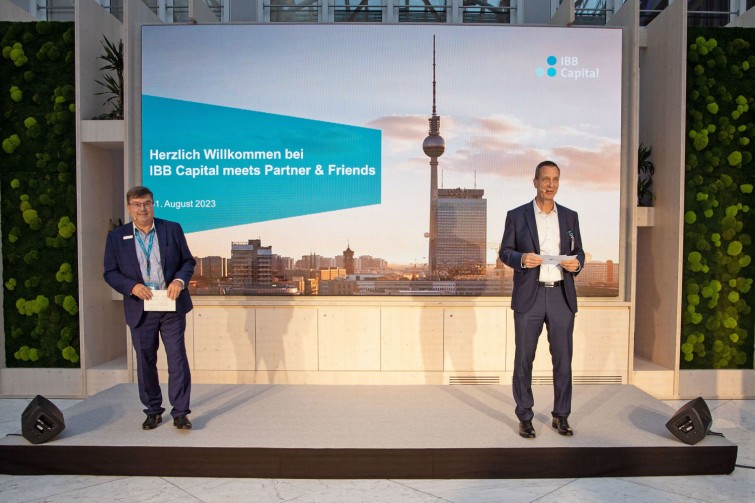 Torsten Harr und Stefan Sonnenberg, Geschäftsführer IBB Capital GmbH Impressionen vom IBB Capital Sommerfest 2023: "IBB Capital meets Partner & Friends"
