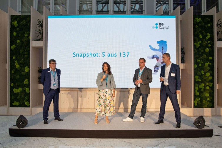 Torsten Harr, Maxie Mathiessen (CEO & Founder Femna Health M.E. GmbH), Tobias Wittich (Cimexia - Business Angel), Stefan Sonnenberg Impressionen vom IBB Capital Sommerfest 2023: "IBB Capital meets Partner & Friends"