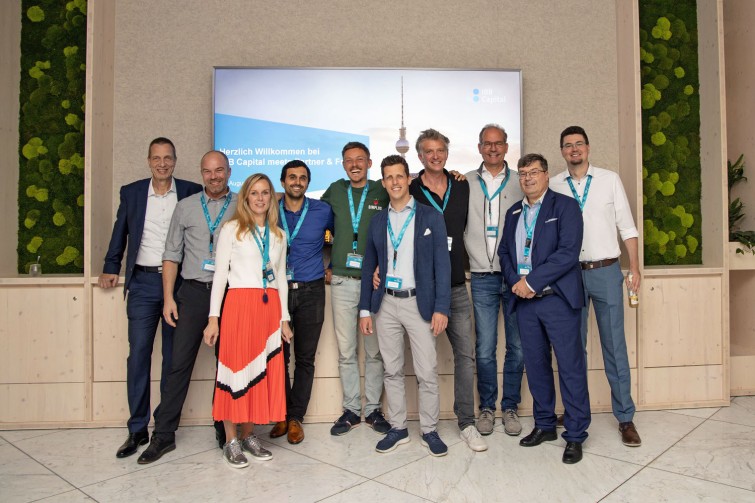 Impressionen vom IBB Capital Sommerfest 2023: "IBB Capital meets Partner & Friends" Impressionen vom IBB Capital Sommerfest 2023: "IBB Capital meets Partner & Friends", eine Gruppe von Menschen auf der Bühne